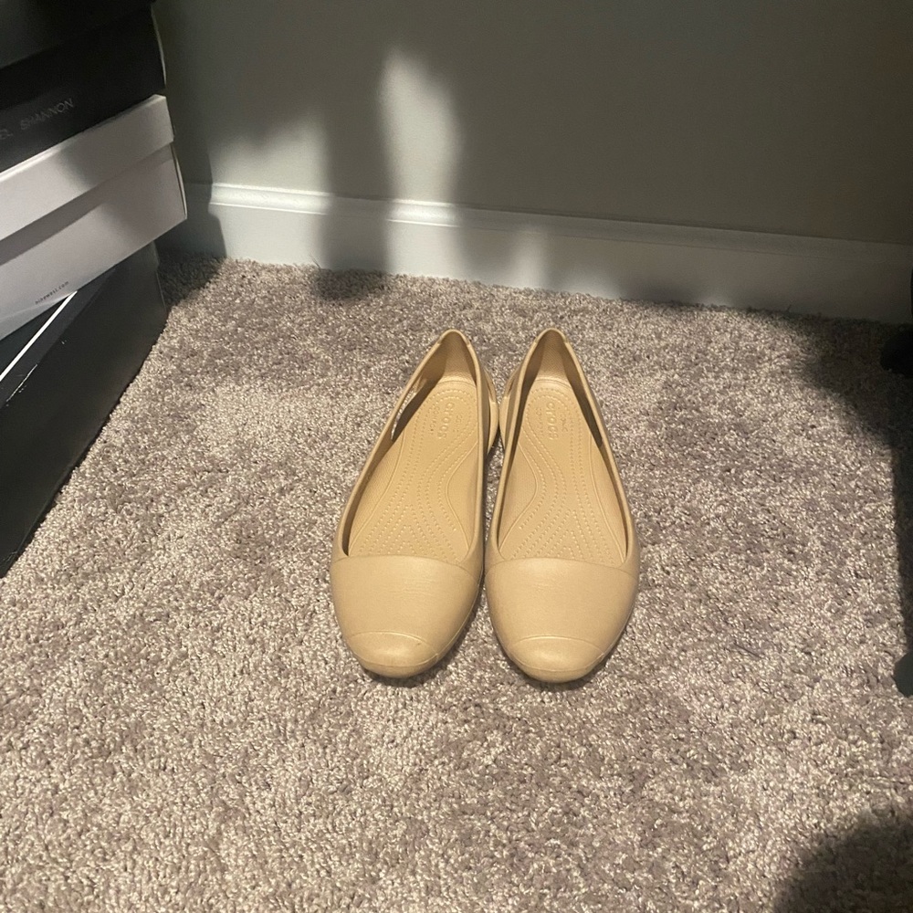 Tan sienna flat crocs